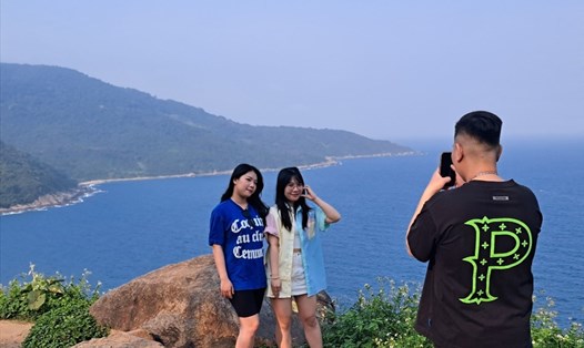 Đông đảo du khách chọn bán đảo Sơn Trà (TP Đà Nẵng) làm nơi tham quan, tránh nắng. Ảnh: Nguyễn Linh