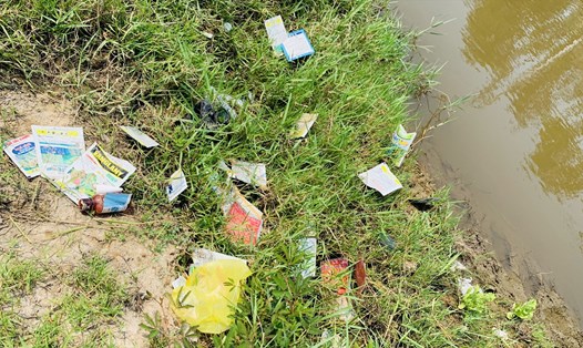 Quảng Nam: Rác thải độc hại từ thuốc bảo vệ thực vật xả tràn lan ngay cạnh nguồn nước. Ảnh Hoàng Bin