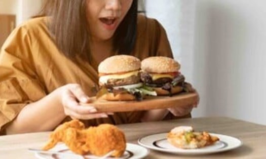 Ăn uống vô độ có thể là dấu hiệu của chứng rối loạn ăn uống! Ảnh: Shutterstock