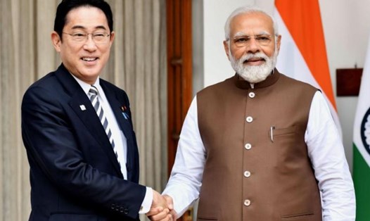 Thủ tướng Ấn Độ Narendra Modi (phải) đón Thủ tướng Nhật Bản Kishida Fumio tại Nhà Hyderabad ở New Delhi, Ấn Độ, ngày 20.3.2023. Ảnh: Xinhua
