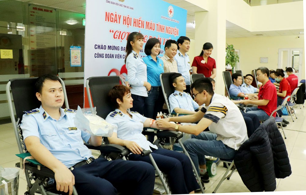 Bắc Giang: Trên 300  đoàn viên công đoàn tham gia hiến máu