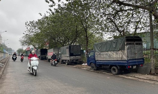 Xe chở hàng đỗ tràn vỉa hè đường Hồng Hà, gần khu vực chợ Long Biên. Ảnh: Minh Hạnh