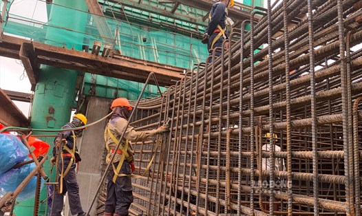 Hơn 400 công nhân thi công cầu Bến Rừng nối Hải Phòng với Quảng Ninh. Ảnh: Lương Hà