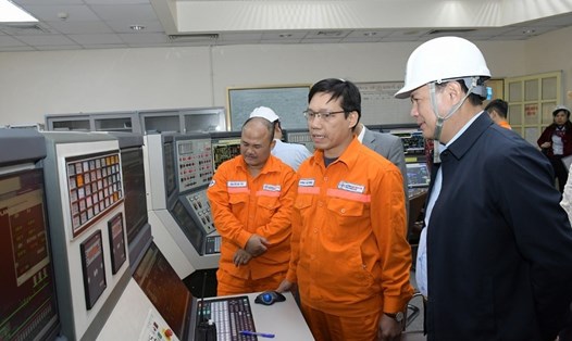 Lãnh đạo Bộ LĐTBXH thăm nơi làm việc của công nhân lao động Công ty CP Nhiệt điện Phả Lại. Ảnh: Thu Trang