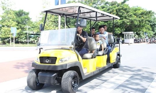 Xe điện bốn bánh của gia đình chị Nguyễn Thị Huệ  đang  chở khách du lịch ở thị xã Cửa Lò, Nghệ An. Ảnh: Quỳnh Trang