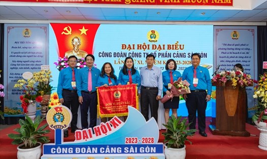 Lãnh đạo Công đoàn Tổng Công ty Hàng hải Việt Nam và Cảng Sài Gòn trao Cờ thi đua cho CĐCS Cảng Sài Gòn. Ảnh: CĐ Hàng hải Việt Nam