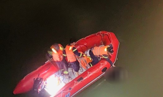 Lực lượng cứu hộ cứu nạn tìm thấy thi thể nạn nhân tự tử tại cầu Hao Hao. Ảnh: Công an Thanh Hóa