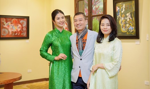 Hoa hậu Ngọc Hân và họa sĩ Lê Thiết Cương (giữa) lại buổi khai mạc triển lãm. Ảnh: Nhân vật cung cấp