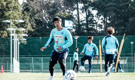 Công Phượng chưa một lần được ra sân sau 3 tháng đầu quân cho Yokohama FC tại J.League 1. Ảnh: Yokohama FC