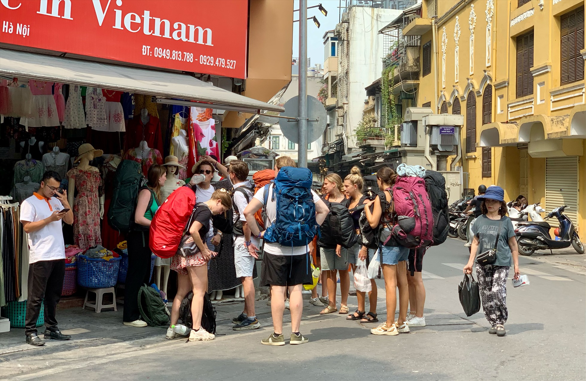 Khách quốc tế tại Hàng Bạc tháng 3.2023. Ảnh: Ý Yên