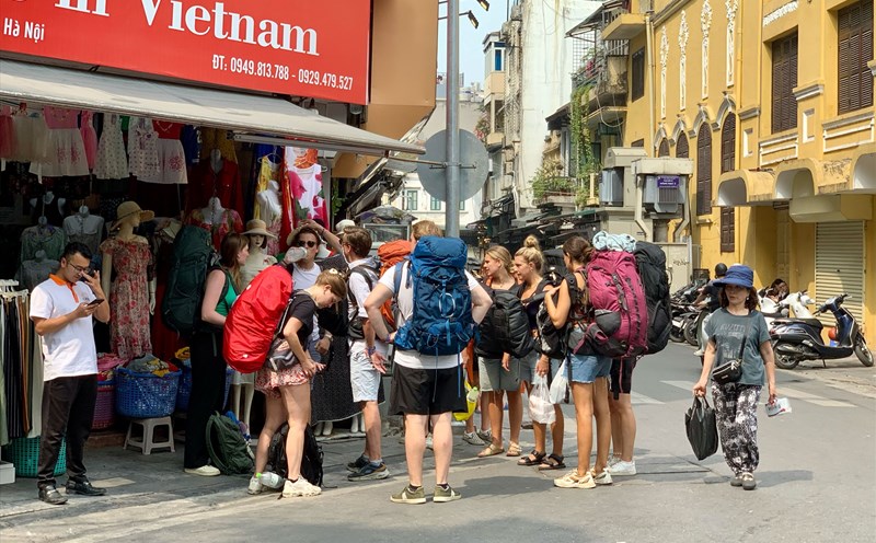 Khách quốc tế tại Hàng Bạc tháng 3.2023. Ảnh: Ý Yên