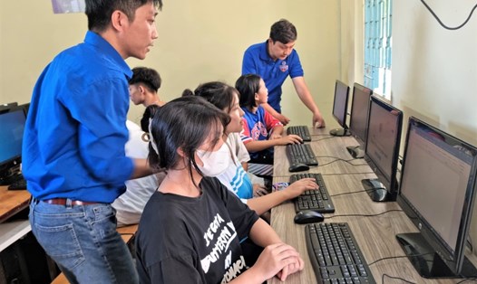 Thanh niên công nhân EVNHCMC tặng máy vi tính cho trẻ mồ côi, có hoàn cảnh khó khăn tại Làng Thiếu nhi Thủ Đức. Ảnh: Nam Dương