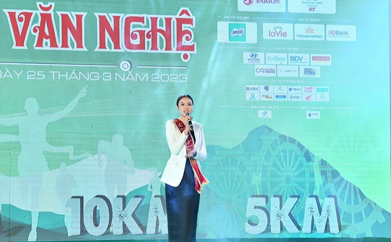 Á hậu Thủy Tiên tại một chương trình ở Lai Châu. Ảnh: Ban tổ chức.