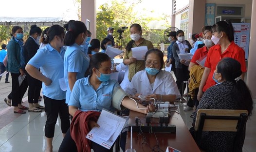 Công nhân tại huyện Củ Chi được khám chữa bệnh miễn phí trong ngày hội “Vì sức khỏe người lao động” năm 2023. Ảnh: Phương Ngân