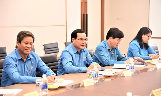 Chủ tịch Tổng LĐLĐVN Nguyễn Đình Khang (thứ hai từ trái qua) phát biểu  trong buổi làm việc với Công ty CP Tập đoàn Trường Hải (THACO). 
Ảnh: Nam Dương