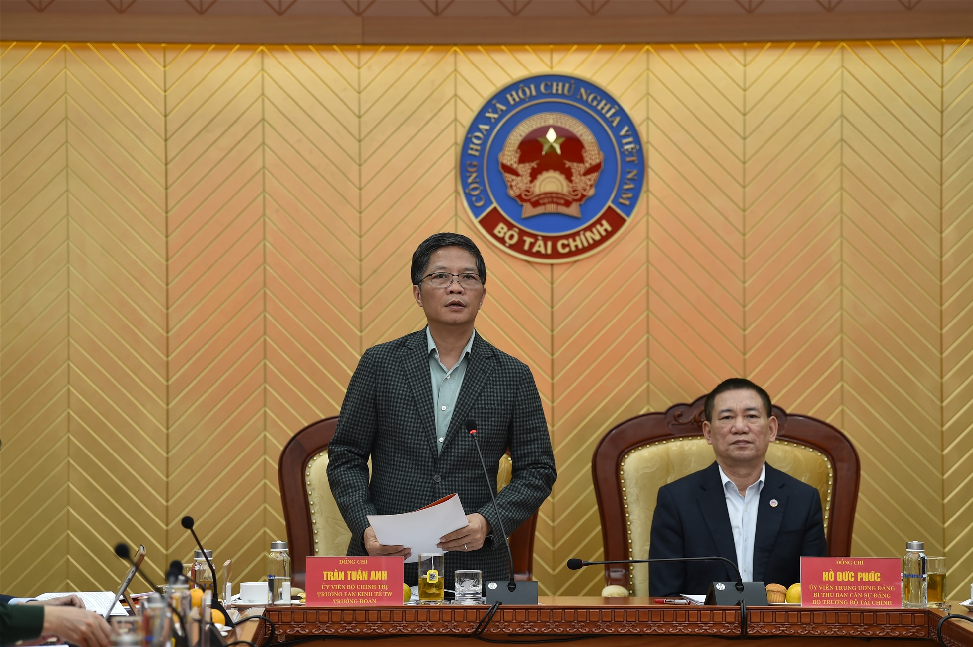 Đồng chí Trần Tuấn Anh làm việc với Bộ Tài chính. Ảnh: Thành Trung