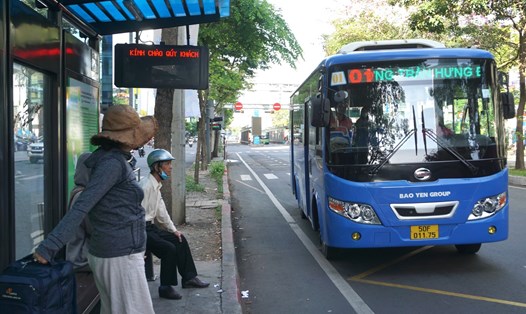 Người dân đón xe buýt trên đường Hàm Nghi (Quận 1).  Ảnh: Minh Quân