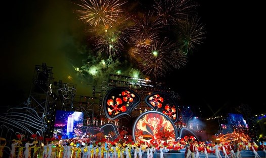 Màn pháo hoa rực rỡ tại Lễ hội Hoa Phượng Đỏ - Hải Phòng 2022. Ảnh: Hồng Phong