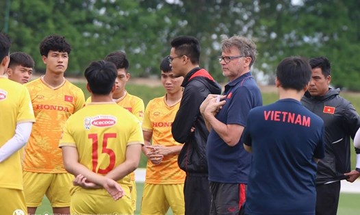 Huấn luyện viên Philippe Troussier nhắc đi nhắc lại việc U23 Việt Nam cần "tiến bộ từng bước một". Ảnh: VFF