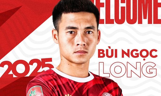 Bùi Ngọc Long ký hợp đồng 3 năm với đội TPHCM. Ảnh: HCMFC