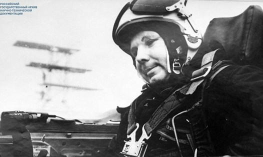 Yuri Gagarin trong buồng lái của MiG-15. Ảnh: rgantd.ru