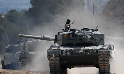 Quân nhân Ukraina được huấn luyện trên xe tăng chiến đấu Leopard 2 do Đức sản xuất tại trung tâm huấn luyện San Gregorio của quân đội Tây Ban Nha ở Zaragoza, ngày 13.3.2023. Ảnh: AFP