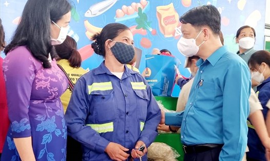 Lãnh đạo LĐLĐ tỉnh Thái Nguyên động viên người lao động gặp hoàn cảnh khó khăn do COVID-19. Ảnh: Công đoàn Thái Nguyên