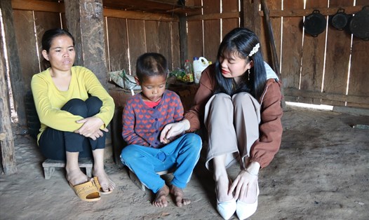 Cô giáo động viên học sinh miền núi trở lại trường ở huyện Tu Mơ Rông, tỉnh Kon Tum. Ảnh Thanh Tuấn
