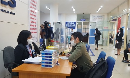 Người lao động tới Trung tâm Dịch vụ việc làm Hà Nội làm thủ tục nhận bảo hiểm thất nghiệp. Ảnh: Quỳnh Chi