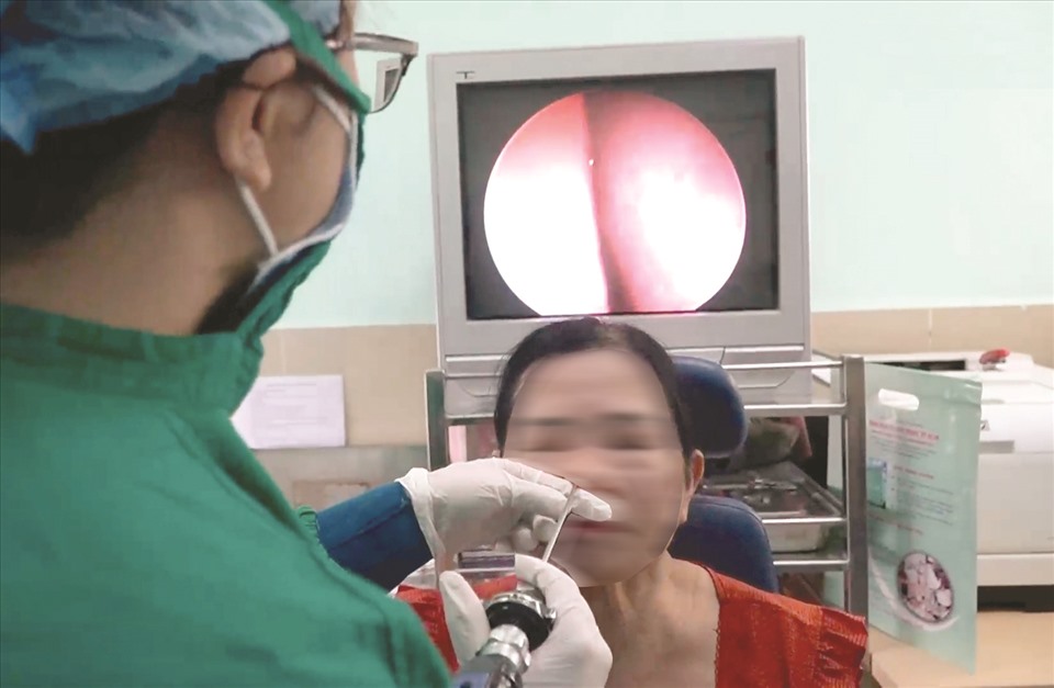 Bệnh nhân nội soi mũi. Ảnh: Nguyễn Ly