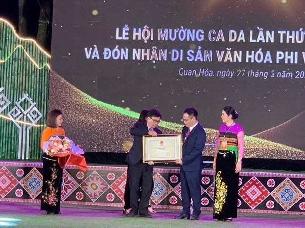 Đại diện Bộ Văn hóa, Thể thao và Du lịch trao Bằng công nhận Lễ hội Mường Ca Da là Di sản văn hóa phi vật thể Quốc gia cho lãnh đạo và nhân dân huyện Quan Hóa. Ảnh: TTXVN