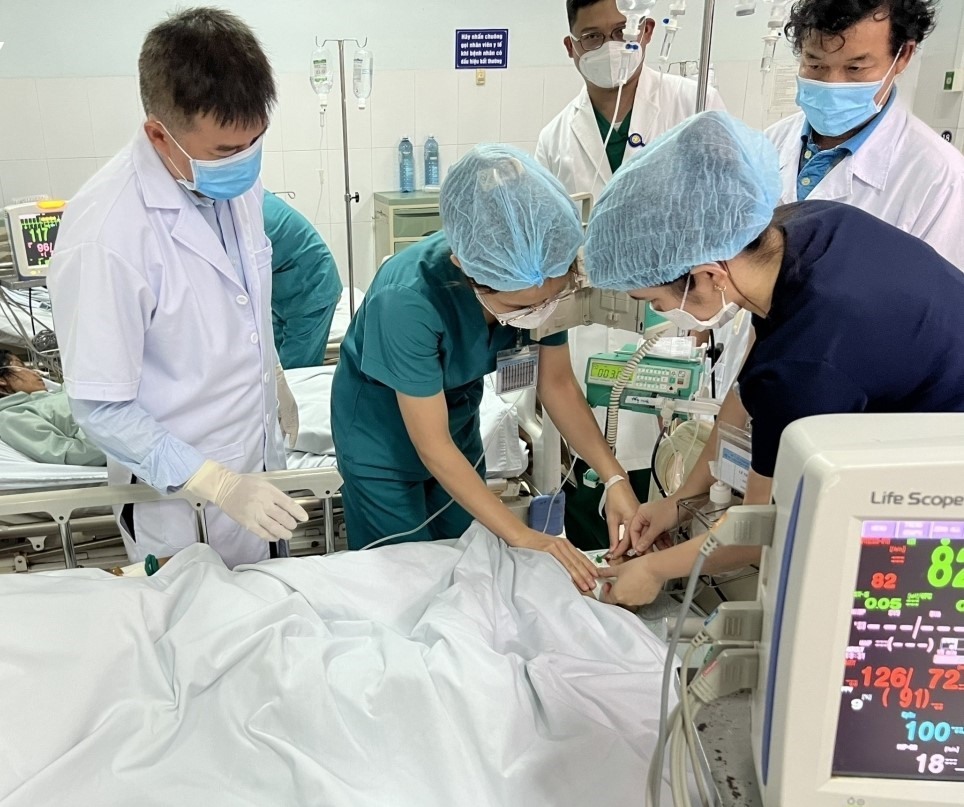 Các chuyên gia của Bệnh viện Chợ Rẫy cứu chữa các nạn nhân vụ ngộ độc. Ảnh Hoàng Bin