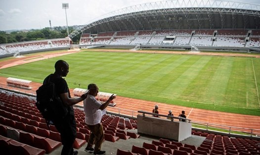 FIFA vẫn đang đi kiểm tra các sân bóng chuẩn bị cho FIFA U20 World Cup 2023 tại Indonesia. Ảnh: CNN Indonesia