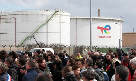 Tập đoàn Total Pháp dừng hoạt động tại nhà máy lọc dầu Gonfreville. Ảnh: AFP