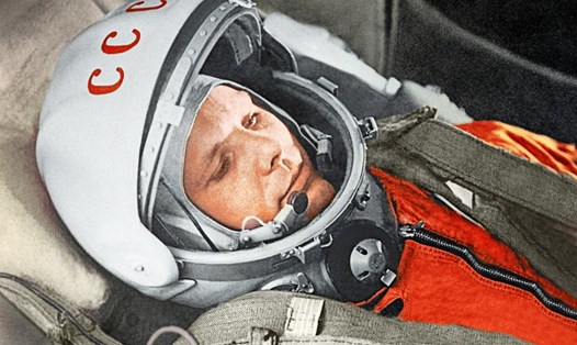 Yuri Gagarin trước chuyến bay vào vũ trụ trên con tàu Vostok, ngày 12.4.1961. Ảnh: RIA