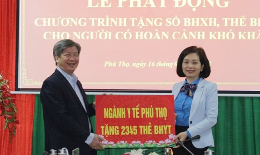 Lãnh đạo Công đoàn ngành Y tế Phú Thọ trao tặng thẻ BHYT. Ảnh: Cổng TTĐT Phú Thọ.