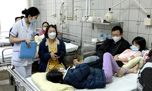 Học sinh trường Tiểu học Kim Giang phải nhập viện vì các biểu hiện ngộ độc. Ảnh: Bệnh viện Bạch Mai