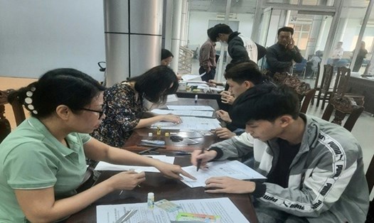 Người lao động đến Trung tâm Dịch vụ việc làm tỉnh Bắc Ninh đăng ký dự thi tiếng Hàn. Ảnh: Sở Lao động Thương binh và Xã hội tỉnh Bắc Ninh