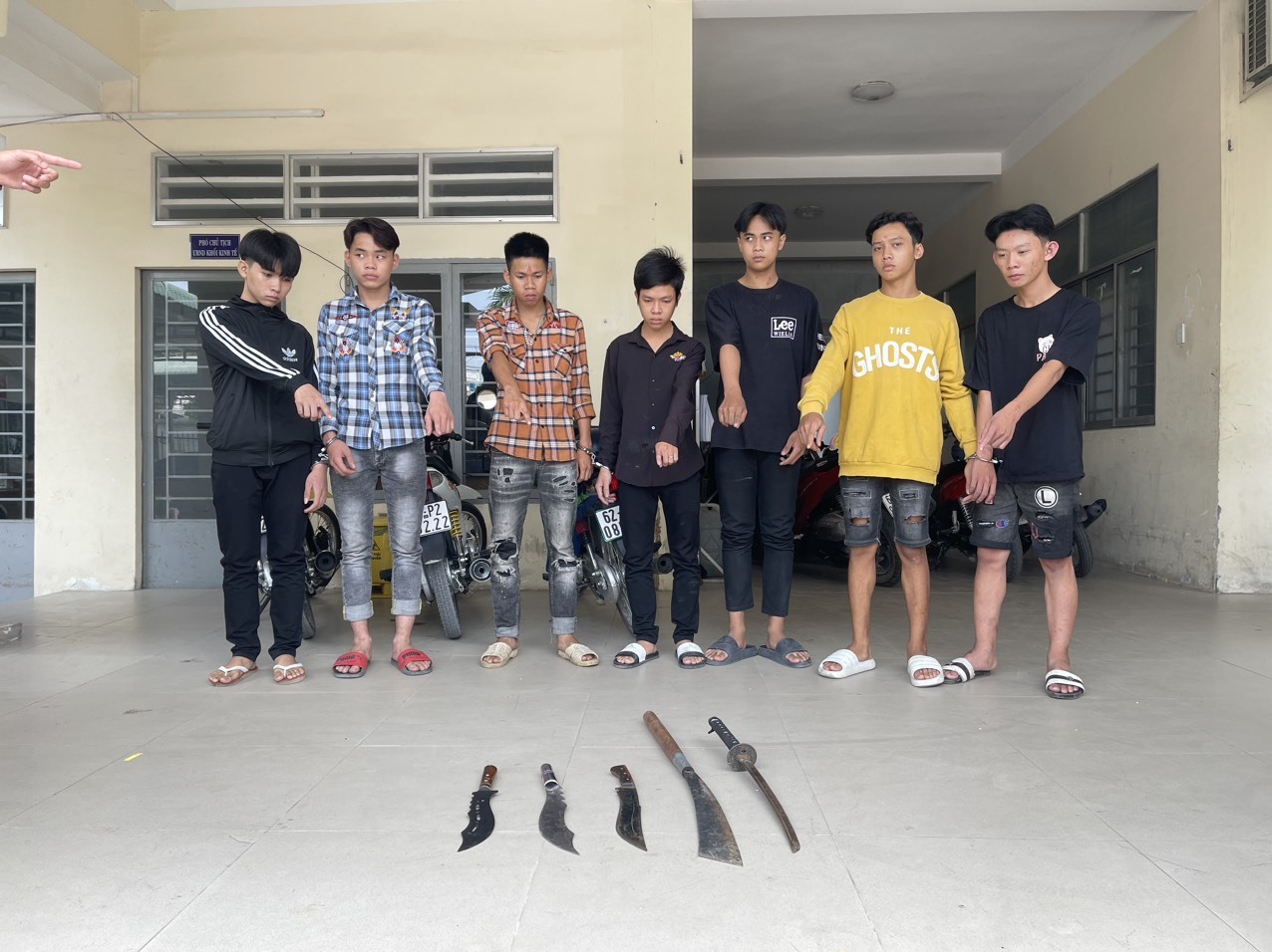 Các đối tượng đập phá, đòi tiền bảo kê bị công an bắt giữ cùng hung khí. Ảnh: Công an cung cấp