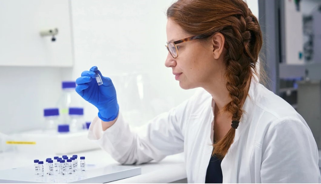 Barbara Huber - tiến sĩ nghiên cứu khảo cổ học tại Max Planck Institute of Geoanthropology ở Jena, Đức - làm việc trong phòng thí nghiệm. Ảnh: Barbara Huber