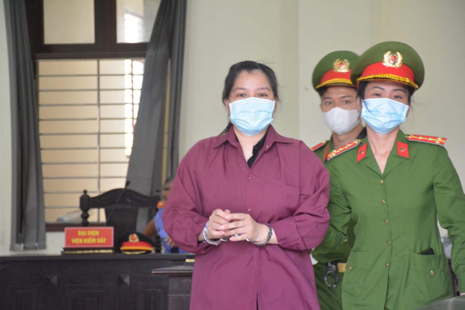 Bị cáo Lê Thị Thu Ngân được dẫn giải đến phiên tòa. Ảnh: An Long