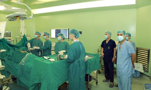 Các chuyên gia thực hiện một ca ghép tạng. Nguồn ảnh: Bệnh viện Bạch Mai