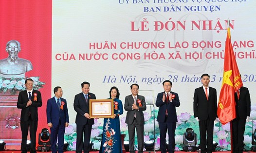 Chủ tịch Quốc hội Vương Đình Huệ đã trao Huân chương Lao động hạng Nhì của Chủ tịch nước tặng Ban Dân nguyện. Ảnh: Duy Linh/VPQH