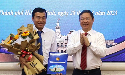 Phó Chủ tịch UBND TP Hồ Chí Minh Dương Anh Đức (bên phải) trao quyết định cho ông Võ Minh Thành.   Ảnh: Trung tâm báo chí TPHCM