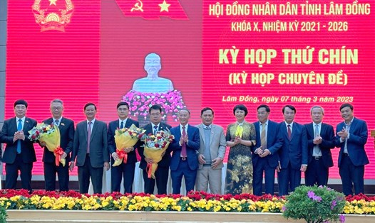 Ông Nguyễn Ngọc Phúc (cầm hoa đầu tiên bên trái) được bầu làm Phó Chủ tịch UBND tỉnh Lâm Đồng. Ảnh: Bảo Lâm