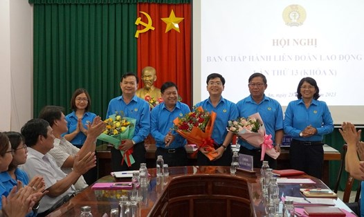 Ông Nguyễn Hoài Thanh (thứ 3, từ phải sang) trúng cử chức danh Phó Chủ tịch LĐLĐ Long An. Ảnh: An Long