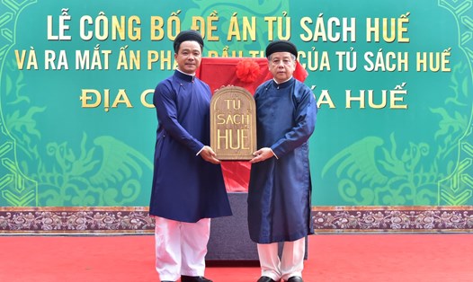 Ông Phan Ngọc Thọ, Phó Bí thư Thường trực Tỉnh uỷ Thừa Thiên - Huế (phải) trao logo “Tủ sách Huế” cho Sở TTTT, một trong những đơn vị thực hiện đề án. 
Ảnh: Ngọc Long