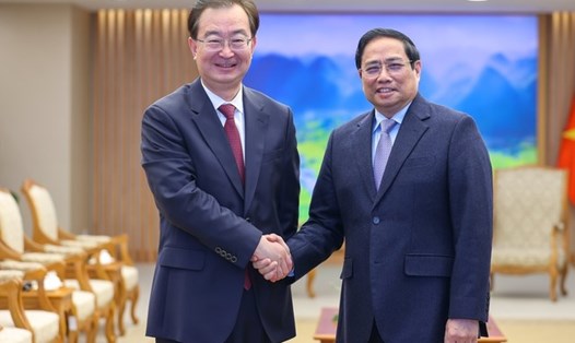 Thủ tướng Phạm Minh Chính và Bí thư Tỉnh ủy Vân Nam (Trung Quốc) Vương Ninh. Ảnh: VGP