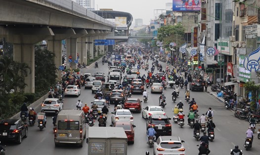 Các phương tiện "hòa lẫn" vào nhau trên đường Nguyễn Trãi ở đoạn không có dải phân cách cứng. Ảnh: Thu Hiền