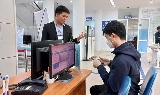 Người khuyết tật tìm việc tại Trung tâm Dịch vụ việc làm Hà Nội. Ảnh minh hoạ: Lương Hạnh.